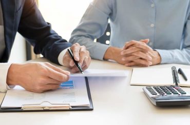 conseiller et cliente assis à un bureau