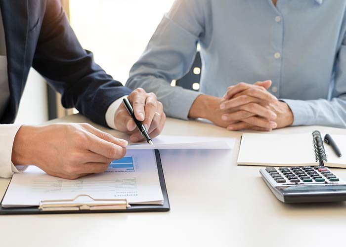 conseiller et cliente assis à un bureau