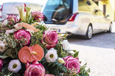 fleurs et véhicule mortuaire aménagé pour transport défunt