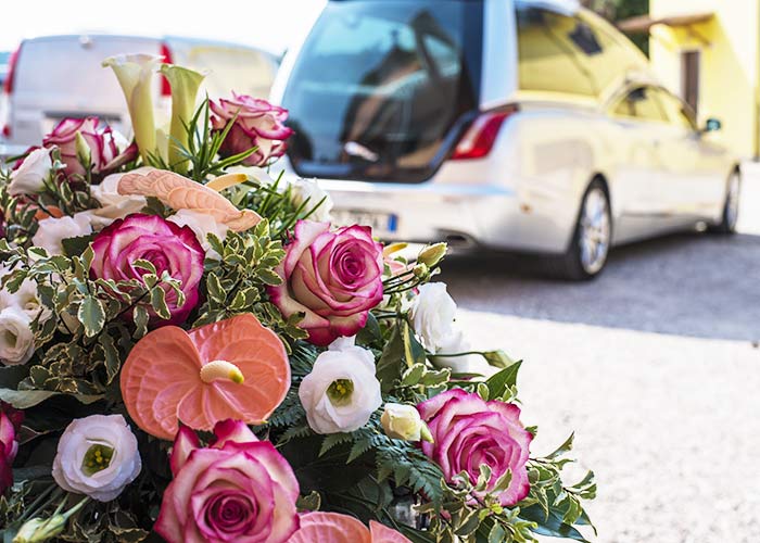 fleurs et véhicule mortuaire aménagé pour transport défunt