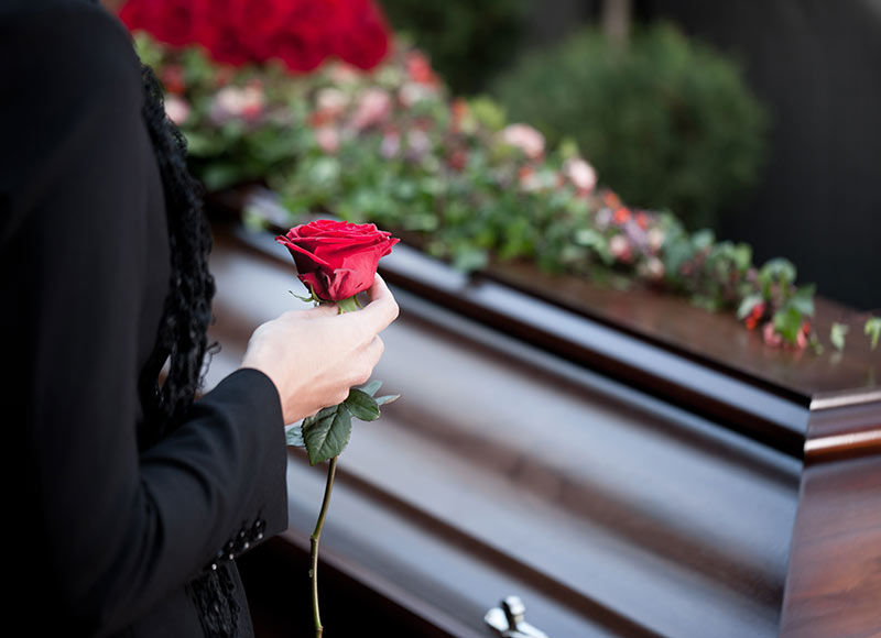 déposer une fleur sur le cercueil aux obsèques temps de recueillement