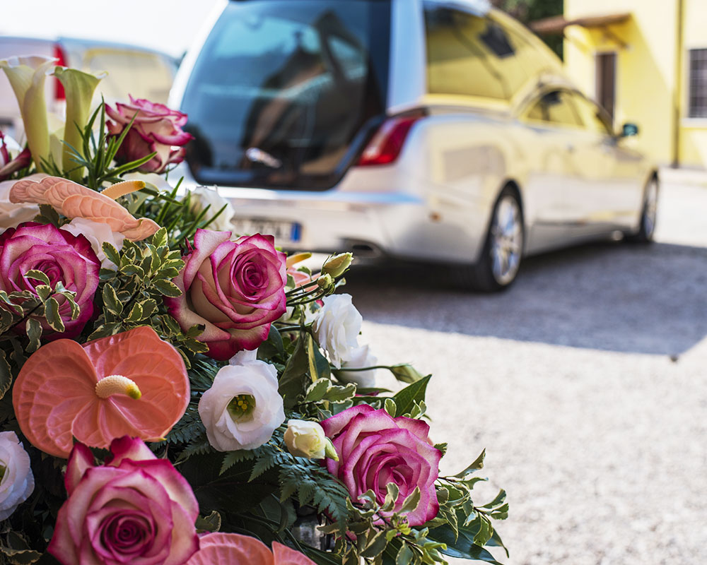 bouquet de fleurs et corbillard transport funéraire france et étranger